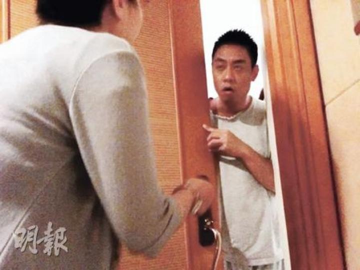 開門嘅係羅兆華,佢身穿平民街坊裝,堅稱神童輝唔喺上址居住。(明報記者攝) 開門嘅係羅兆華,佢身穿平民街坊裝,堅稱神童輝唔喺上址居住。(明報記者攝)