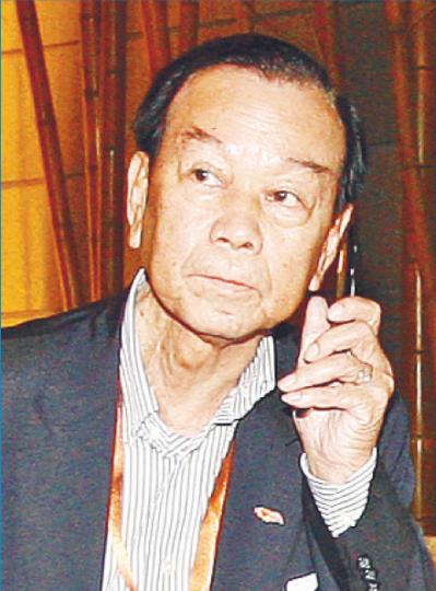 特首辦昨發書面聲明,認為劉皇發遺漏申報利益「應該更加謹慎」,但又認為劉「沒有蓄意隱瞞或違反有關指引」。圖為曾蔭權昨晚出席公務員團體國慶酒會。(余俊亮攝) 特首辦昨發書面聲明,認為劉皇發遺漏申報利益「應該更加謹慎」,但又認為劉「沒有蓄意隱瞞或違反有關指引」。圖為曾蔭權昨晚出席公務員團體國慶酒會。(余俊亮攝)