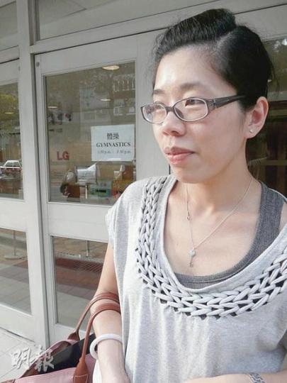喇沙小學於昨午4時截止接受自行收生申請表,黃小姐僅僅趕在截止前5分鐘到場,但遞表時發現無帶兒子身分證明文件副本,申請被拒,淚灑當場。她雙眼通紅說,感到失望及難過,擔心兒子未能入讀理想小學。(鄭穎瑩攝) 喇沙小學於昨午4時截止接受自行收生申請表,黃小姐僅僅趕在截止前5分鐘到場,但遞表時發現無帶兒子身分證明文件副本,申請被拒,淚灑當場。她雙眼通紅說,感到失望及難過,擔心兒子未能入讀理想小學。(鄭穎瑩攝)