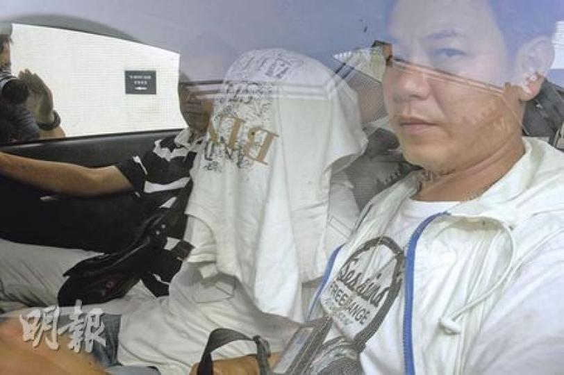 警方昨午在東涌逸東邨拘捕一名涉案疑犯,並在其寓所內起獲3部失竊電腦,疑犯被押走時以T恤蒙頭。(衛永康攝) 警方昨午在東涌逸東邨拘捕一名涉案疑犯,並在其寓所內起獲3部失竊電腦,疑犯被押走時以T恤蒙頭。(衛永康攝)