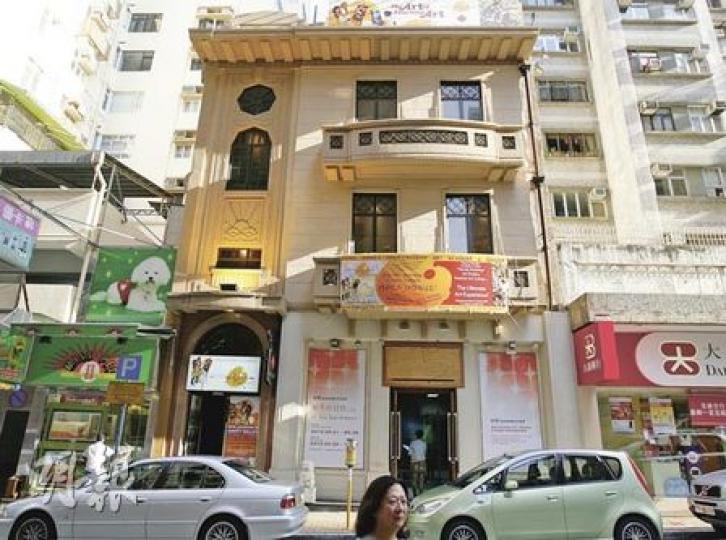 樓高3層的跑馬地毓秀街11號,是該條街上唯一留下的同類型建築,屬於30年代黃泥涌從農地發展至今的第一代建築物。(郭慶輝攝)獲古諮會評為三級歷史建築的跑馬地毓秀街11號,二樓及三樓出租作畫室及畫廊,租客均保留原有的廣東燒花地磚、木門連天花窗等反映30年代分層洋樓建築的部分。(郭慶輝攝)毓秀街11號內的樓梯,仍保留樓宇建成至今留下的木製扶手,多年來經過翻新保養,仍然堅固。(郭慶輝攝) 樓高3層的跑馬地毓秀街11號,是該條街上唯一留下的同類型建築,屬於30年代黃泥涌從農地發展至今的第一代建築物。(郭慶輝攝)獲古諮會評為三級歷史建築的跑馬地毓秀街11號,二樓及三樓出租作畫室及畫廊,租客均保留原有的廣東燒花地磚、木門連天花窗等反映30年代分層洋樓建築的部分。(郭慶輝攝)毓秀街11號內的樓梯,仍保留樓宇建成至今留下的木製扶手,多年來經過翻新保養,仍然堅固。(郭慶輝攝)