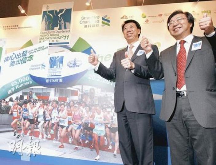 第15屆渣打馬拉松明年2月20日舉行,大會將總獎金加碼至15萬美元,並給予在指定時間內完成賽事的香港居民額外獎金。圖左為渣打行政總裁洪丕正,旁為香港業餘田徑總會主席關祺。(李紹昌攝) 第15屆渣打馬拉松明年2月20日舉行,大會將總獎金加碼至15萬美元,並給予在指定時間內完成賽事的香港居民額外獎金。圖左為渣打行政總裁洪丕正,旁為香港業餘田徑總會主席關祺。(李紹昌攝)