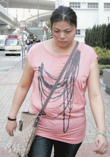 被告董詩雅昨承認為北上而留下子女在家及曾鞭打女兒,獲准繼續保釋等候判刑。(利嘉茵攝) 被告董詩雅昨承認為北上而留下子女在家及曾鞭打女兒,獲准繼續保釋等候判刑。(利嘉茵攝)