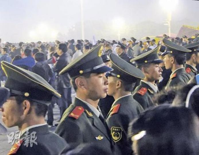 「觀旗格」是由正反相向的武警和公安組成的人牆,隔開人潮。(林迎攝) 「觀旗格」是由正反相向的武警和公安組成的人牆,隔開人潮。(林迎攝)