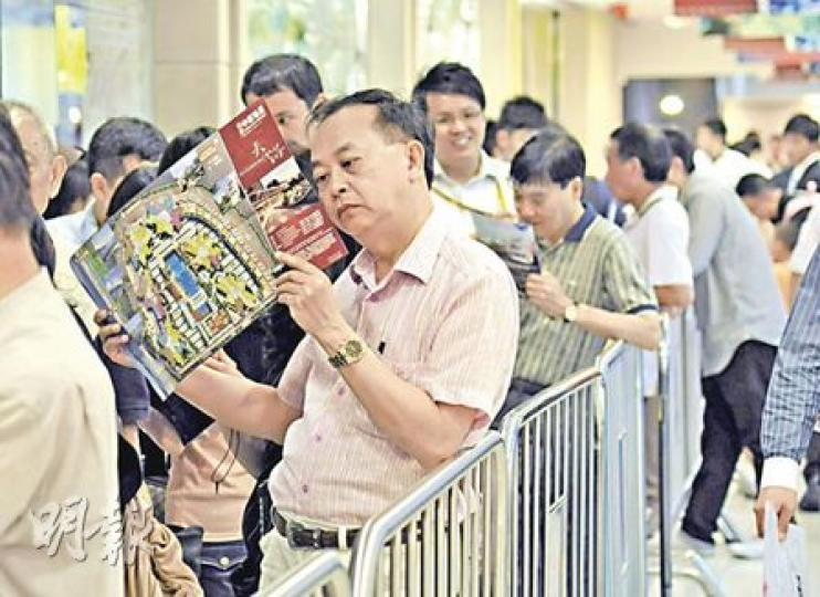 由於一手樓花現時不容許「摩貨」(在單位正式完成交易前轉售),所以目前未聞天宇海有二手放盤。圖為昨日仍有不少市民,等候進場參觀天宇海的示範單位。(葉漢華攝) 由於一手樓花現時不容許「摩貨」(在單位正式完成交易前轉售),所以目前未聞天宇海有二手放盤。圖為昨日仍有不少市民,等候進場參觀天宇海的示範單位。(葉漢華攝)