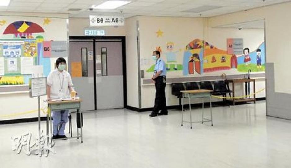 東區醫院6樓兒科病房的保安明顯加強,探病人士要先向職員(左)說出病童名字,才能進入病房,病房門外亦有警衛把守。(林錫禮攝) 東區醫院6樓兒科病房的保安明顯加強,探病人士要先向職員(左)說出病童名字,才能進入病房,病房門外亦有警衛把守。(林錫禮攝)