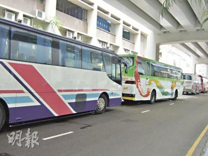 旅議會昨日繼續巡查各景點,包括紅磡民樂街,下午前往該處購物的旅行團(圖)明顯比上午多,未知是否為了避開上午巡查。(林景輝攝)記者發現有旅行社未有依從指引,於車頭張貼團號,只寫上「南湖國旅香港」。(林景輝攝) 旅議會昨日繼續巡查各景點,包括紅磡民樂街,下午前往該處購物的旅行團(圖)明顯比上午多,未知是否為了避開上午巡查。(林景輝攝)記者發現有旅行社未有依從指引,於車頭張貼團號,只寫上「南湖國旅香港」。(林景輝攝)