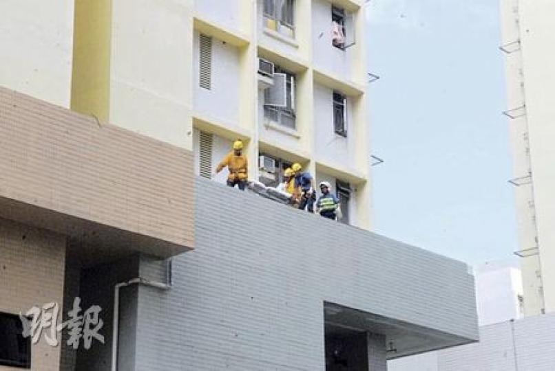消防員將跌墮平台的98歲老翁救回安全地,惟老翁送院後證實不治。(林錫禮攝) 消防員將跌墮平台的98歲老翁救回安全地,惟老翁送院後證實不治。(林錫禮攝)