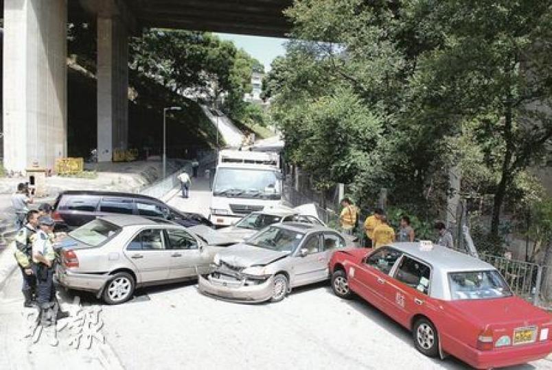 深井村路昨早有重型垃圾車失控衝落斜路,把5輛停泊路邊的私家車和的士推前逾20米,最終撞成一團。(何朝財攝)垃圾車姓梁司機沿斜路飛奔追趕失控溜前的垃圾車時跌傷腰及手,送院治療後並無大礙。(何朝財攝)肇事16噸垃圾車沿斜路直衝,險鬧出人命。(何朝財攝) 深井村路昨早有重型垃圾車失控衝落斜路,把5輛停泊路邊的私家車和的士推前逾20米,最終撞成一團。(何朝財攝)垃圾車姓梁司機沿斜路飛奔追趕失控溜前的垃圾車時跌傷腰及手,送院治療後並無大礙。(何朝財攝)肇事16噸垃圾車沿斜路直衝,險鬧出人命。(何朝財攝)