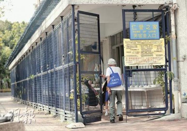 申請司法覆核的「老人蛇」邱光福,現居住在位於深水埗南昌邨的「仁愛之家」。(朱永倫攝) 申請司法覆核的「老人蛇」邱光福,現居住在位於深水埗南昌邨的「仁愛之家」。(朱永倫攝)