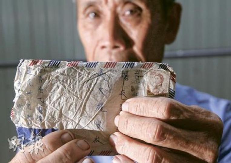 吳文耀特地從台山來港,尋找同名同姓的弟弟吳文耀,他手持40年前妹妹寫給他的信件,希望從僅餘的資料中能找到他們,並到父親墳前拜祭以盡孝道。(林振東攝)父親生前與弟妹居住的元州邨現時已人去樓空,正在重建,吳文耀感到心情複雜,對能尋獲親弟顯得沒多大信心。(林振東攝) 吳文耀特地從台山來港,尋找同名同姓的弟弟吳文耀,他手持40年前妹妹寫給他的信件,希望從僅餘的資料中能找到他們,並到父親墳前拜祭以盡孝道。(林振東攝)父親生前與弟妹居住的元州邨現時已人去樓空,正在重建,吳文耀感到心情複雜,對能尋獲親弟顯得沒多大信心。(林振東攝)