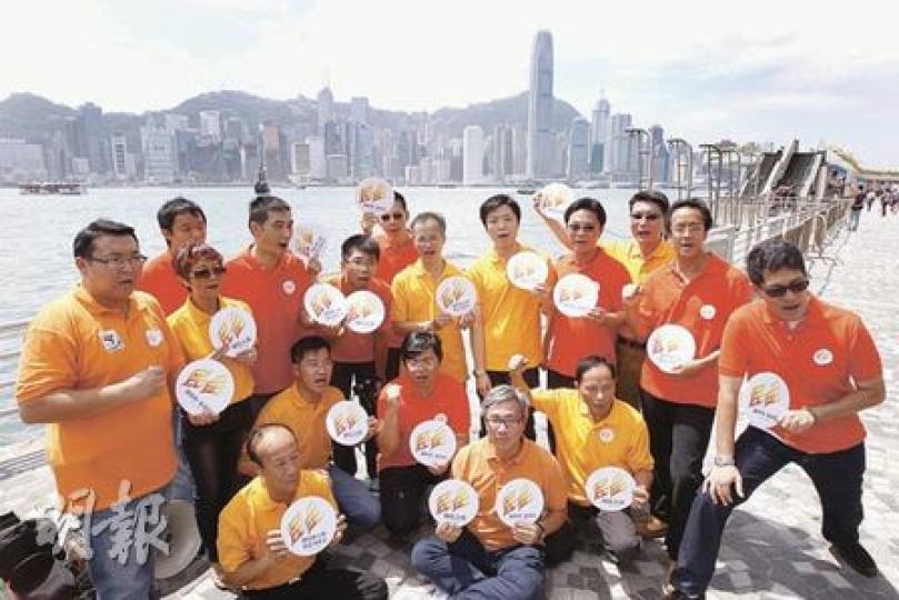 20多名民主黨員及前黨員昨日成立新民主同盟,高呼「講原則,重誠信」,反對無原則的談判,希望可團結民主派重新上路。民主黨大埔區議員任啟邦又表示不退黨,強調選舉時「飲水思源」,不會與其他組織狙擊民主黨。(李紹昌攝) 20多名民主黨員及前黨員昨日成立新民主同盟,高呼「講原則,重誠信」,反對無原則的談判,希望可團結民主派重新上路。民主黨大埔區議員任啟邦又表示不退黨,強調選舉時「飲水思源」,不會與其他組織狙擊民主黨。(李紹昌攝)