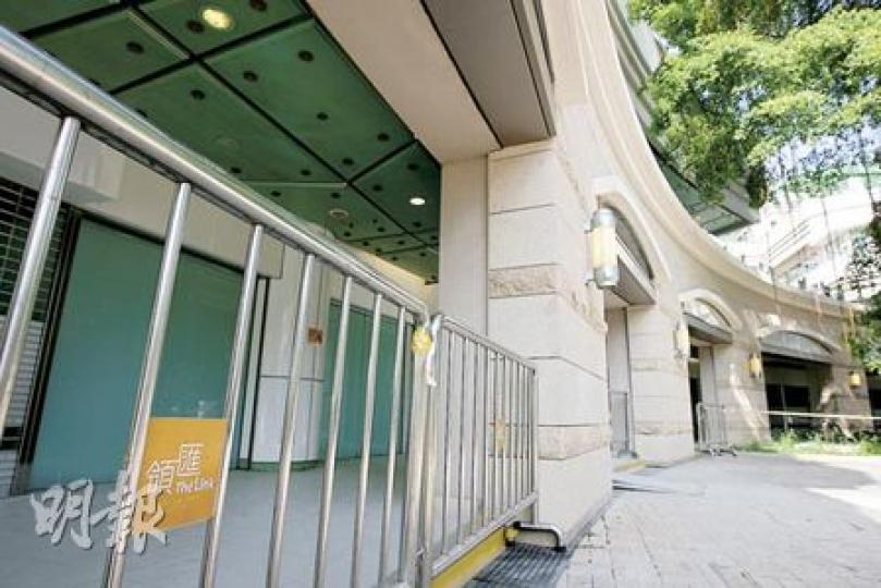 赤柱廣場將於本月將開始分階段進行提升工程,不少商戶已遷走,街坊形容商場目前「十室九空」,為生活構成不少不便。(郭慶輝攝)在赤柱罕有賣「平民餐」的「泗益」位於赤柱市集,開業約40年,一碗麵亦只售約20元,店裏終日擠滿客人,居於馬坑邨一帶的街坊,走15分鐘到來後仍要等位,大嘆「搵食艱難」。(郭慶輝攝)原是赤柱廣場「僅存」的「平民食肆」麥當勞,於上月中結業,引發街坊「搵食艱難」的投訴。該店外面現在用白紙包圍,內裏空空如也,相信是配合將來廣場的提升工程。(郭慶輝攝) 赤柱廣場將於本月將開始分階段進行提升工程,不少商戶已遷走,街坊形容商場目前「十室九空」,為生活構成不少不便。(郭慶輝攝)在赤柱罕有賣「平民餐」的「泗益」位於赤柱市集,開業約40年,一碗麵亦只售約20元,店裏終日擠滿客人,居於馬坑邨一帶的街坊,走15分鐘到來後仍要等位,大嘆「搵食艱難」。(郭慶輝攝)原是赤柱廣場「僅存」的「平民食肆」麥當勞,於上月中結業,引發街坊「搵食艱難」的投訴。該店外面現在用白紙包圍,內裏空空如也,相信是配合將來廣場的提升工程。(郭慶輝攝)
