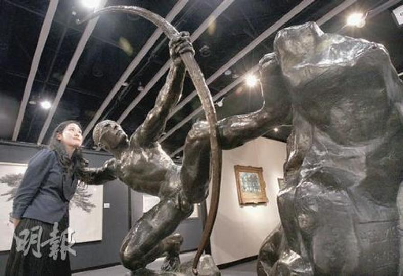 20世紀大型雕塑先軀藝術家布爾德勒作品《弓箭手海格力斯》本月3至6日首次在港展出。(李紹昌攝) 20世紀大型雕塑先軀藝術家布爾德勒作品《弓箭手海格力斯》本月3至6日首次在港展出。(李紹昌攝)