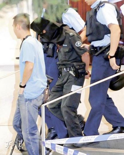 懷疑因與同事爭執向天開槍的姓蔡保安員,被警員黑布蒙頭、雙手反銬押返警署扣查。(樊銳昌攝)未有開槍的一名姓陳解款員,亦被黑布蒙頭帶返警署助查。(樊銳昌攝)銅鑼灣柏寧酒店商場對開鬧市昨晚發生解款員爭執開槍事件,事後大批警員荷槍實彈趕至封鎖現場及包圍解款車戒備。(余俊亮攝)警方事後封鎖現場附近多條馬路,大批巿民駐足圍觀,銅鑼灣交通一度癱瘓。(樊銳昌攝) 懷疑因與同事爭執向天開槍的姓蔡保安員,被警員黑布蒙頭、雙手反銬押返警署扣查。(樊銳昌攝)未有開槍的一名姓陳解款員,亦被黑布蒙頭帶返警署助查。(樊銳昌攝)銅鑼灣柏寧酒店商場對開鬧市昨晚發生解款員爭執開槍事件,事後大批警員荷槍實彈趕至封鎖現場及包圍解款車戒備。(余俊亮攝)警方事後封鎖現場附近多條馬路,大批巿民駐足圍觀,銅鑼灣交通一度癱瘓。(樊銳昌攝)
