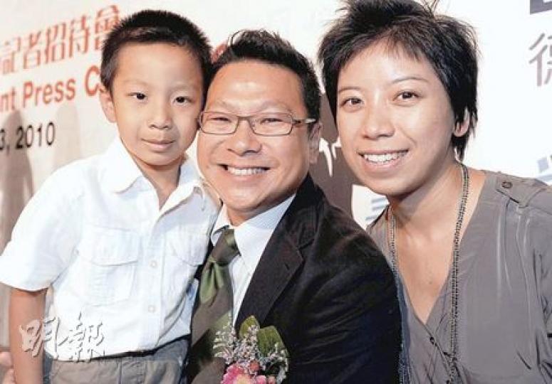 現職全球氣候行動聯盟中國項目統籌的盧思騁(中),過去10年在內地推動環保,需離開家庭,昨獲獎後特地感謝太太和兒子支持。(尹錦恩攝) 現職全球氣候行動聯盟中國項目統籌的盧思騁(中),過去10年在內地推動環保,需離開家庭,昨獲獎後特地感謝太太和兒子支持。(尹錦恩攝)