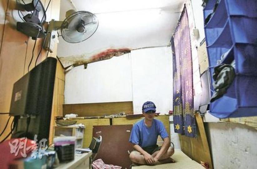 25歲的阿明蝸居50平方呎的閣樓已近3年。閣樓環境惡劣,經常漏水且炎熱。阿明雖將每月省下的千餘元儲存起來,仍覺買樓無望,唯求早日獲編配公屋。(林振東攝) 25歲的阿明蝸居50平方呎的閣樓已近3年。閣樓環境惡劣,經常漏水且炎熱。阿明雖將每月省下的千餘元儲存起來,仍覺買樓無望,唯求早日獲編配公屋。(林振東攝)
