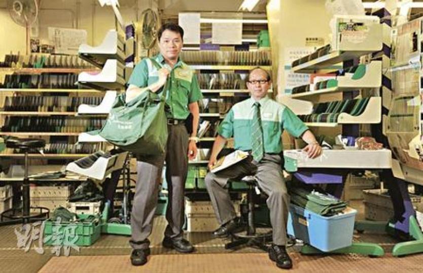 兩名模範郵差林俊傑(左)及蔡焯南(右)過去一年共獲得85封市民讚揚信。(余俊亮攝) 兩名模範郵差林俊傑(左)及蔡焯南(右)過去一年共獲得85封市民讚揚信。(余俊亮攝)
