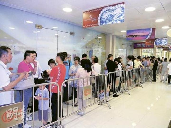 長實旗下馬鞍山「天宇海」過去4天極速沽清,昨下午仍有不少睇樓客,往該樓盤設於尖沙嘴港景峯商場排隊參觀示範單位。(鄧雅各攝)新地天巒,過去3天包括國慶假期,售出近132幢洋房,新地代理執行董事雷霆(左)稱,今天將提前加推第2期小量洋房應1期向隅客需求。右為新地代理高級銷售及市務經理陳漢麟。(林振東攝) 長實旗下馬鞍山「天宇海」過去4天極速沽清,昨下午仍有不少睇樓客,往該樓盤設於尖沙嘴港景峯商場排隊參觀示範單位。(鄧雅各攝)新地天巒,過去3天包括國慶假期,售出近132幢洋房,新地代理執行董事雷霆(左)稱,今天將提前加推第2期小量洋房應1期向隅客需求。右為新地代理高級銷售及市務經理陳漢麟。(林振東攝)