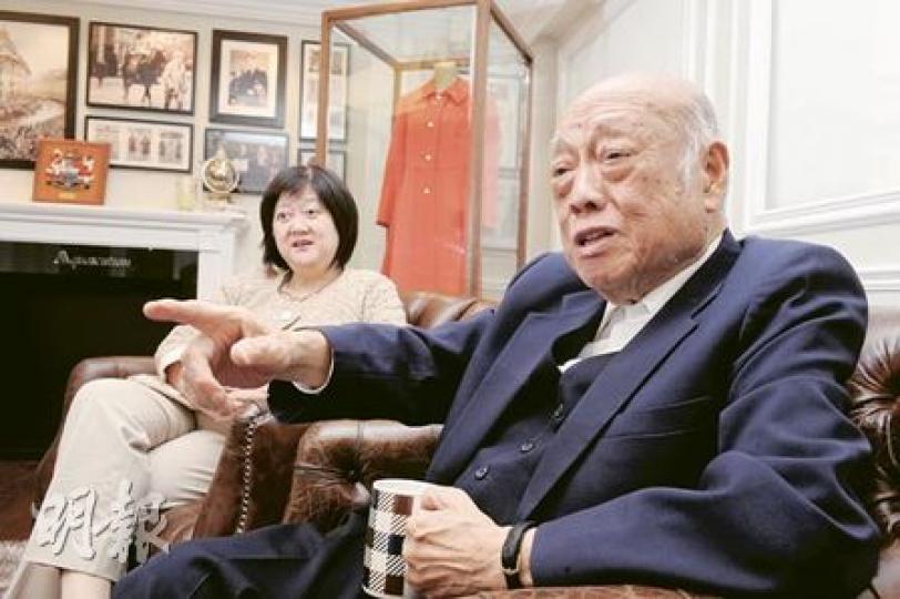 長江製衣主席陳瑞球(右)經商61年,最滿意的不是賺多少錢,而是30年前促成長期服務金的設立。旁為他的女兒陳淑玲。(劉焌陶攝)這是陳瑞球最愛的一幅字畫,他認為「心底無私天地寬」這句話,自己已做到了。(高志堅攝) 長江製衣主席陳瑞球(右)經商61年,最滿意的不是賺多少錢,而是30年前促成長期服務金的設立。旁為他的女兒陳淑玲。(劉焌陶攝)這是陳瑞球最愛的一幅字畫,他認為「心底無私天地寬」這句話,自己已做到了。(高志堅攝)