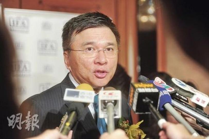 強積金半自由行計劃「煞停」,陳家強昨被問到如何回應一眾失望的打工仔時稱,積金局早已提出要解決中介人問題才會推出。(尹錦恩攝) 強積金半自由行計劃「煞停」,陳家強昨被問到如何回應一眾失望的打工仔時稱,積金局早已提出要解決中介人問題才會推出。(尹錦恩攝)