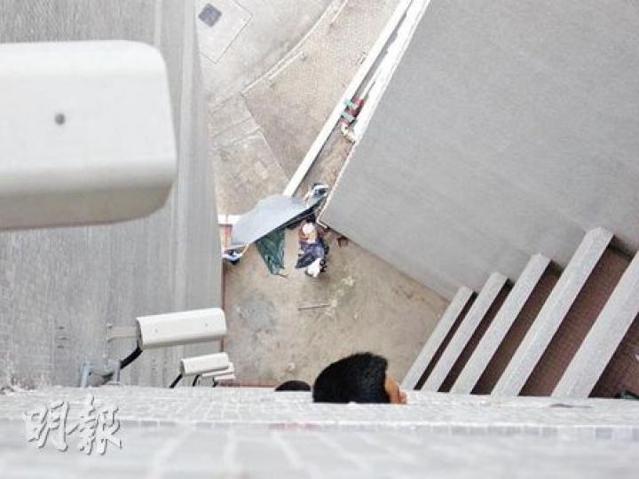 失戀少年昨晨到青衣長亨邨找女友箍煲,他在後樓梯遭拒絕後情緒失控,揮槌扑穿女友頭骨,再從24樓躍下死亡。(覃純健攝) 失戀少年昨晨到青衣長亨邨找女友箍煲,他在後樓梯遭拒絕後情緒失控,揮槌扑穿女友頭骨,再從24樓躍下死亡。(覃純健攝)