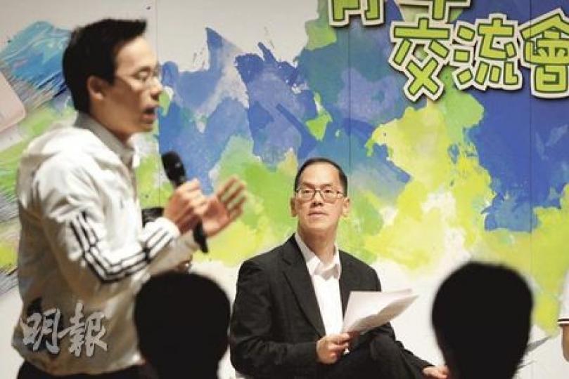 民政事務局長曾德成(右)昨日出席青年交流會,聽取申辦亞運的意見,席間多名運動員包括花式單車前港隊代表余心怡(左),都支持申辦亞運。(郭慶輝攝) 民政事務局長曾德成(右)昨日出席青年交流會,聽取申辦亞運的意見,席間多名運動員包括花式單車前港隊代表余心怡(左),都支持申辦亞運。(郭慶輝攝)