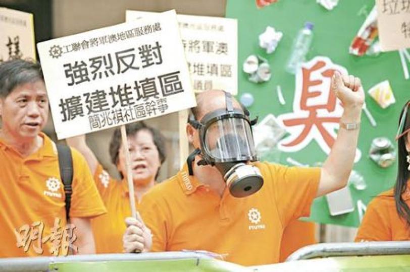 工聯會約10名代表昨到立法會請願,反對擴建將軍澳堆填區,擔心會有更多垃圾運去將軍澳,影響居民生活,也擔心垃圾車沿途行駛,影響環境衛生。(葉漢華攝) 工聯會約10名代表昨到立法會請願,反對擴建將軍澳堆填區,擔心會有更多垃圾運去將軍澳,影響居民生活,也擔心垃圾車沿途行駛,影響環境衛生。(葉漢華攝)