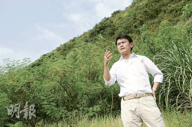 環境局長邱騰華早前曾實地考察即將擴建成堆填區的郊野公園用地,並積極游說議員支持。 (葉漢華攝) 環境局長邱騰華早前曾實地考察即將擴建成堆填區的郊野公園用地,並積極游說議員支持。 (葉漢華攝)