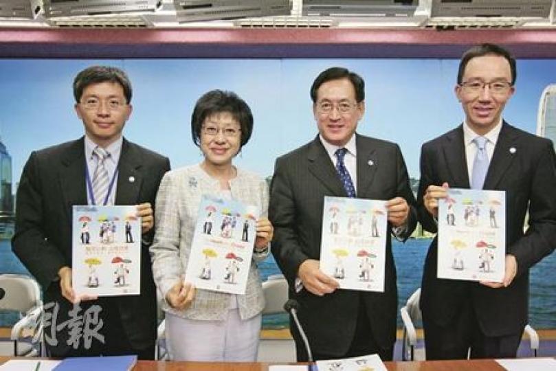 食物及衛生局高層齊撐自願醫療保障計劃,包括副秘書長陳松青(左起)、常任秘書長李淑儀、局長周一嶽及副局長梁卓偉。(郭慶輝攝) 食物及衛生局高層齊撐自願醫療保障計劃,包括副秘書長陳松青(左起)、常任秘書長李淑儀、局長周一嶽及副局長梁卓偉。(郭慶輝攝)
