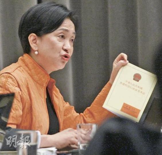 民主黨劉慧卿批評政府是要挑戰《基本法》賦予立法會的憲制權力,表明若政府要挑戰,立法會亦一定會迎戰,絕不退讓。(李紹昌攝)在立法會是否有權廢除將郊野公園範圍擴建成堆填區指令的問題上,政府與立法會各執一詞,環境局長邱騰華(左)昨日出席會議時強調,政府只是根據法例做事,日後仍需取得立法會支持,才能取得撥款為堆填區擴建,右為律政司副法律政策專員歐禮義。(李紹昌攝) 民主黨劉慧卿批評政府是要挑戰《基本法》賦予立法會的憲制權力,表明若政府要挑戰,立法會亦一定會迎戰,絕不退讓。(李紹昌攝)在立法會是否有權廢除將郊野公園範圍擴建成堆填區指令的問題上,政府與立法會各執一詞,環境局長邱騰華(左)昨日出席會議時強調,政府只是根據法例做事,日後仍需取得立法會支持,才能取得撥款為堆填區擴建,右為律政司副法律政策專員歐禮義。(李紹昌攝)