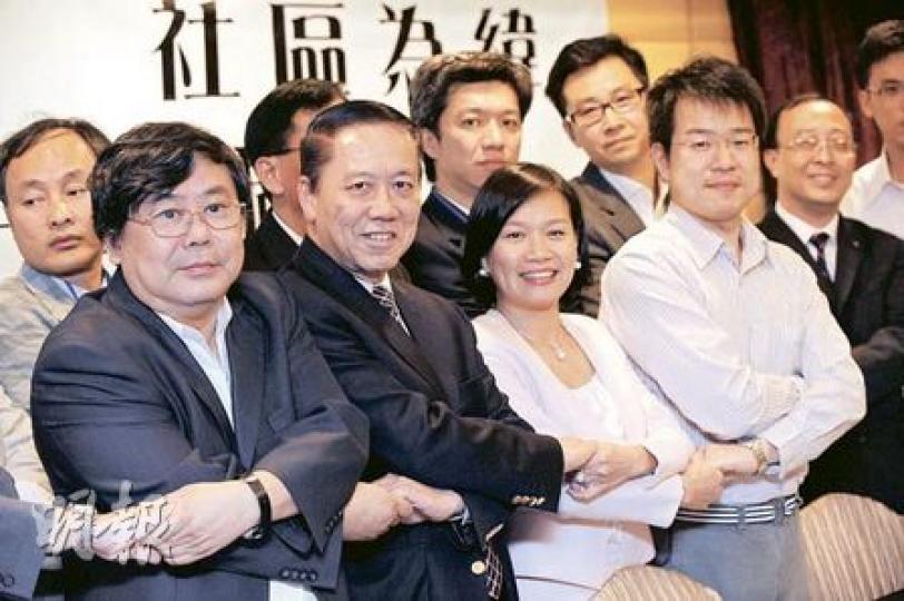 為了增強選舉實力,立法會議員梁美芬(前右二)和何鍾泰(前左二)分別安排所屬組織西九新動力和工程界社促會的成員,互相參加對方組織。前左一為被視為何鍾泰的「接班人」的工程界社促會高級副主席嚴建平。(何家達攝) 為了增強選舉實力,立法會議員梁美芬(前右二)和何鍾泰(前左二)分別安排所屬組織西九新動力和工程界社促會的成員,互相參加對方組織。前左一為被視為何鍾泰的「接班人」的工程界社促會高級副主席嚴建平。(何家達攝)