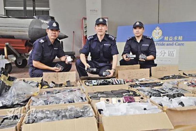 水警北分區助理指揮官梁宗定(中)表示,改裝船作走私的現象十分罕見,今次全靠線報才得以檢獲走私電子用品。(屈俊樂攝) 水警北分區助理指揮官梁宗定(中)表示,改裝船作走私的現象十分罕見,今次全靠線報才得以檢獲走私電子用品。(屈俊樂攝)