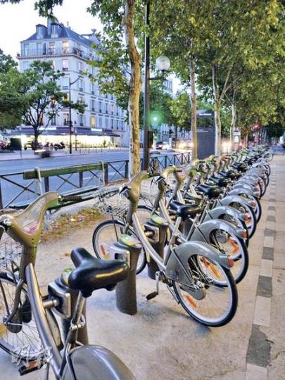 巴黎街頭隨處可見Vélib'自助單車租借站,民眾隨時可以租用單車穿梭市內。(林康琪攝)巴黎市現時有700公里單車徑,當中包括景色怡人的塞納河畔,方便遊人踏單車遊覽花都。(林康琪攝) 巴黎街頭隨處可見Vélib'自助單車租借站,民眾隨時可以租用單車穿梭市內。(林康琪攝)巴黎市現時有700公里單車徑,當中包括景色怡人的塞納河畔,方便遊人踏單車遊覽花都。(林康琪攝)
