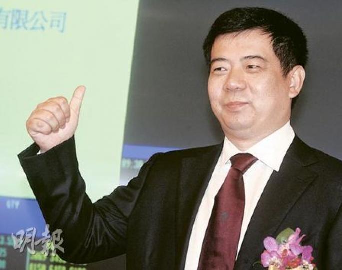創益太陽能董事長李毅在昨日掛牌儀式上說,估計國家「十二五」規劃,會推進節能減排,發展清潔能源,這對於新能源行業是利好消息,對公司前景充滿信心。(劉焌陶攝)融創董事長孫宏斌在掛牌儀式上舉杯慶祝,雖然股價跌穿發售價,但他認為並非投資者不看好融創,而是目前上市並非最佳時機,他對長期股價表現有信心。(劉焌陶攝) 創益太陽能董事長李毅在昨日掛牌儀式上說,估計國家「十二五」規劃,會推進節能減排,發展清潔能源,這對於新能源行業是利好消息,對公司前景充滿信心。(劉焌陶攝)融創董事長孫宏斌在掛牌儀式上舉杯慶祝,雖然股價跌穿發售價,但他認為並非投資者不看好融創,而是目前上市並非最佳時機,他對長期股價表現有信心。(劉焌陶攝)