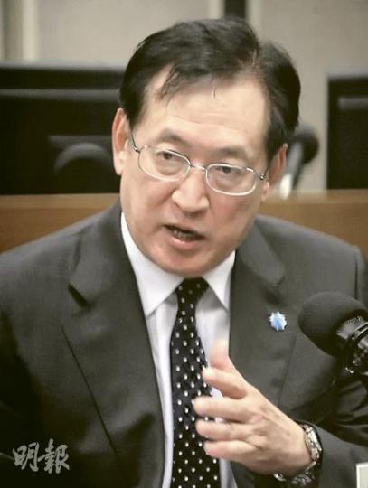 食物及衛生局長周一嶽為推銷政府醫療保險計劃,昨日馬不停蹄走足6場,晨早先到商業電台和香港電台聽市民意見,其後到灣仔向18區區議會主席講解計劃,下午再入黃竹坑醫學專科學院,以及過海到旺角醫管局總部,向醫療界介紹,之後再返政府總部會見民建聯議員。(余俊亮攝) 食物及衛生局長周一嶽為推銷政府醫療保險計劃,昨日馬不停蹄走足6場,晨早先到商業電台和香港電台聽市民意見,其後到灣仔向18區區議會主席講解計劃,下午再入黃竹坑醫學專科學院,以及過海到旺角醫管局總部,向醫療界介紹,之後再返政府總部會見民建聯議員。(余俊亮攝)