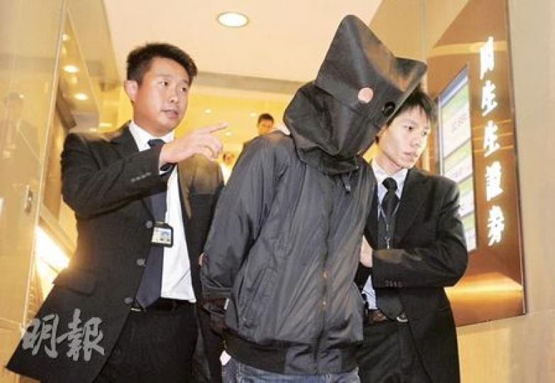 商罪科探員昨午到彌敦道229號周生生大廈的「奮力教育中心」調查,將一名男子拘捕帶署。(余俊亮攝)探員在「奮力教育中心」檢走大批電腦,文件及相關課程紀錄。(余俊亮攝) 商罪科探員昨午到彌敦道229號周生生大廈的「奮力教育中心」調查,將一名男子拘捕帶署。(余俊亮攝)探員在「奮力教育中心」檢走大批電腦,文件及相關課程紀錄。(余俊亮攝)