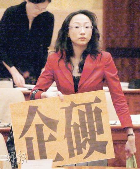 公民黨陳淑莊將代表小組委員會,提出廢除政府將郊野公園擴建成堆填區的動議,她表明會「企硬」反對擴建。(李紹昌攝)環境局長邱騰華(右)昨日全方位拉票,游說議員支持押後擴建堆填區的修訂、反對廢除擴建的動議。圖左為律政司副法律政策專員歐禮義。(李紹昌攝) 公民黨陳淑莊將代表小組委員會,提出廢除政府將郊野公園擴建成堆填區的動議,她表明會「企硬」反對擴建。(李紹昌攝)環境局長邱騰華(右)昨日全方位拉票,游說議員支持押後擴建堆填區的修訂、反對廢除擴建的動議。圖左為律政司副法律政策專員歐禮義。(李紹昌攝)