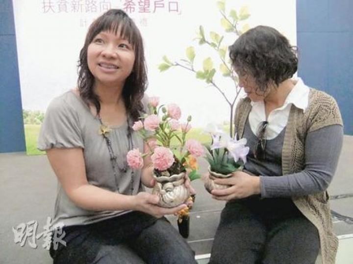 Cindy(左)參加希望戶口計劃後,在花市賺到「第一桶金」——數百元利潤,令她往後對做小生意脫貧雄心勃勃。(黃雄攝) Cindy(左)參加希望戶口計劃後,在花市賺到「第一桶金」——數百元利潤,令她往後對做小生意脫貧雄心勃勃。(黃雄攝)