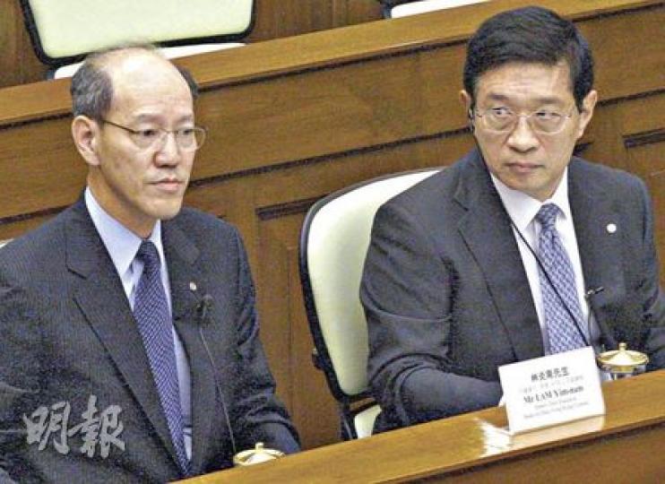 中銀副董事長兼總裁和廣北(右)表示,該行期內銷售雷曼結構性產品佣金收入1.4億元,迄今和解賠償已達約30億元。(李紹昌攝) 中銀副董事長兼總裁和廣北(右)表示,該行期內銷售雷曼結構性產品佣金收入1.4億元,迄今和解賠償已達約30億元。(李紹昌攝)