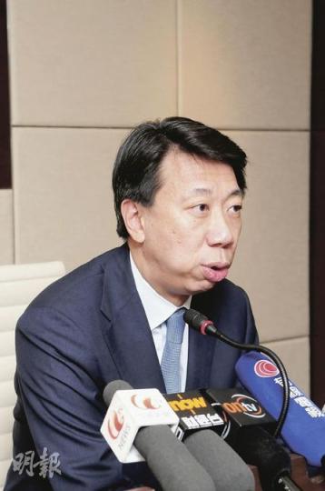 渣打行政總裁洪丕正(圖)出席銀公例會之後,好開心咁話報名參加渣打馬拉松嘅反應好熱烈,而2011年度嘅渣打馬拉松,全馬嘅總獎金仲會加碼至15萬美元,唔知呢個係咪咁多人報名嘅原因呢?(張智超攝) 渣打行政總裁洪丕正(圖)出席銀公例會之後,好開心咁話報名參加渣打馬拉松嘅反應好熱烈,而2011年度嘅渣打馬拉松,全馬嘅總獎金仲會加碼至15萬美元,唔知呢個係咪咁多人報名嘅原因呢?(張智超攝)