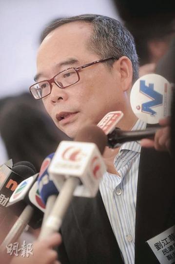 劉江華昨表示﹕「我暫時看不到劉曉波有什麼貢獻。我要了解吓,可能是我不知而已。」他認為和平獎是要對世界和平有貢獻。(余俊亮攝) 劉江華昨表示﹕「我暫時看不到劉曉波有什麼貢獻。我要了解吓,可能是我不知而已。」他認為和平獎是要對世界和平有貢獻。(余俊亮攝)