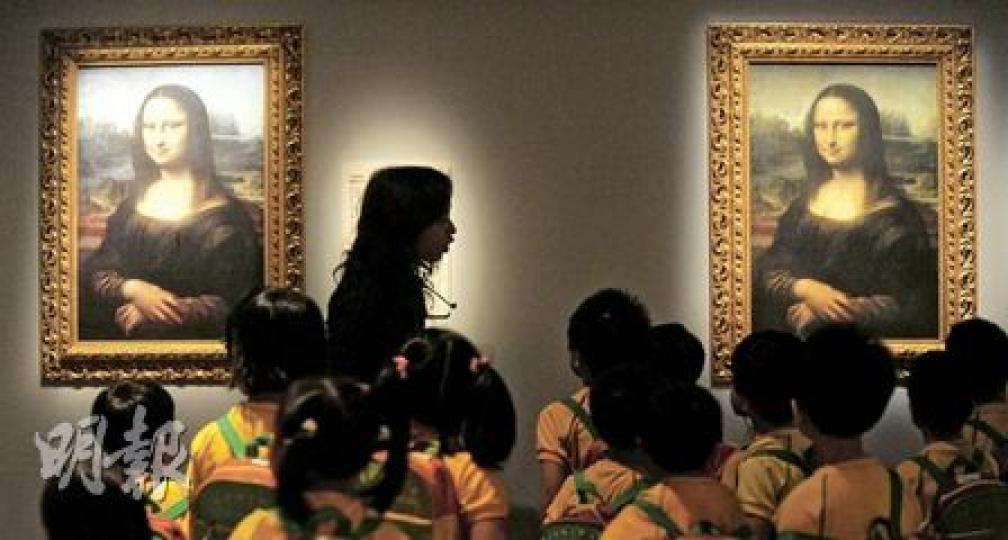 香港科學館舉行「達文西的創意奇想」展覽,解構達文西的科學著作和名畫,包括復修前後的名畫《蒙娜麗莎》比較。圖中右面的一幅為該畫復修前的實物複製品,由於飽歷歲月磨損,色彩較暗,左面一幅為復修作品,顏色較鮮艷。(余俊亮攝)科學館展出由達文西博物館依照「飛行器」圖則製作的模型(圖),讓後世具體認識達文西的傑作。 (余俊亮攝) 香港科學館舉行「達文西的創意奇想」展覽,解構達文西的科學著作和名畫,包括復修前後的名畫《蒙娜麗莎》比較。圖中右面的一幅為該畫復修前的實物複製品,由於飽歷歲月磨損,色彩較暗,左面一幅為復修作品,顏色較鮮艷。(余俊亮攝)科學館展出由達文西博物館依照「飛行器」圖則製作的模型(圖),讓後世具體認識達文西的傑作。 (余俊亮攝)
