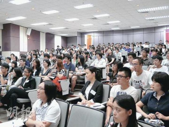 羅兵咸永道會計師事務所早前於港大舉行招聘講座,吸引逾200人參與,部分學生來自理科及電腦課程,他們表示,金融行業亦會聘請相關人才,期望加入大型機構工作。(鄭穎瑩攝) 羅兵咸永道會計師事務所早前於港大舉行招聘講座,吸引逾200人參與,部分學生來自理科及電腦課程,他們表示,金融行業亦會聘請相關人才,期望加入大型機構工作。(鄭穎瑩攝)