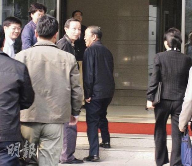 王光亞(右)昨日下午到港澳辦履新,多名港澳辦官員在場迎接,王光亞向在門外的記者揮手。(劉洪慶攝) 王光亞(右)昨日下午到港澳辦履新,多名港澳辦官員在場迎接,王光亞向在門外的記者揮手。(劉洪慶攝)