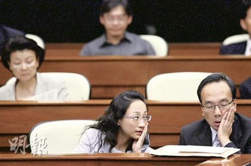 立法會下周三表決由公民黨陳淑莊(前排左)提出的廢除特首指令的動議,但需先獲得立法會主席曾鈺成的批准。她期望曾鈺成批准議員表決,她將會利用周末,游說各議員支持動議。右為她的黨友梁家傑。(林振東攝)環境局副局長潘潔(左二)昨日與民建聯西貢區議員開會,游說他們支持擴建堆填區,但民建聯立法會議員陳克勤(右一)表示,民建聯將支持廢除擴建堆填區指令的動議。(葉漢華攝) 立法會下周三表決由公民黨陳淑莊(前排左)提出的廢除特首指令的動議,但需先獲得立法會主席曾鈺成的批准。她期望曾鈺成批准議員表決,她將會利用周末,游說各議員支持動議。右為她的黨友梁家傑。(林振東攝)環境局副局長潘潔(左二)昨日與民建聯西貢區議員開會,游說他們支持擴建堆填區,但民建聯立法會議員陳克勤(右一)表示,民建聯將支持廢除擴建堆填區指令的動議。(葉漢華攝)