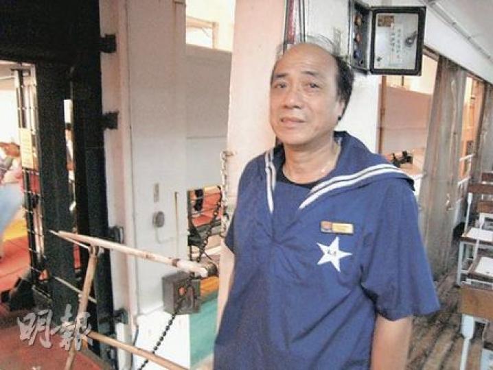 任職紅磡至中環及灣仔兩條航線8年的水手蔡先生表示,兩條航線每月約有5000人乘搭,紅磡頭班船開往灣仔的客量較差。(楊曉楓攝) 任職紅磡至中環及灣仔兩條航線8年的水手蔡先生表示,兩條航線每月約有5000人乘搭,紅磡頭班船開往灣仔的客量較差。(楊曉楓攝)