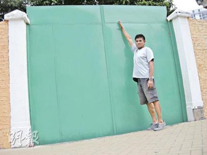 九龍竹園蒲崗村林氏宗族林道義祖堂司理人林庚長(圖)指嗇色園用大鐵板封閉祖墳大門,未能在外探望祖墳現况。他說︰「唔揼佢(大門)對唔住子孫﹗」(吳光熙攝) 九龍竹園蒲崗村林氏宗族林道義祖堂司理人林庚長(圖)指嗇色園用大鐵板封閉祖墳大門,未能在外探望祖墳現况。他說︰「唔揼佢(大門)對唔住子孫﹗」(吳光熙攝)