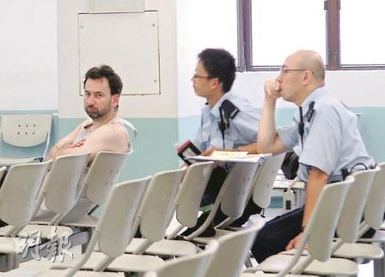 被指求愛不遂用碧麗珠噴向女畫家的波蘭漢,送院時上身只穿圍裙。(梁琬珊攝) 被指求愛不遂用碧麗珠噴向女畫家的波蘭漢,送院時上身只穿圍裙。(梁琬珊攝)
