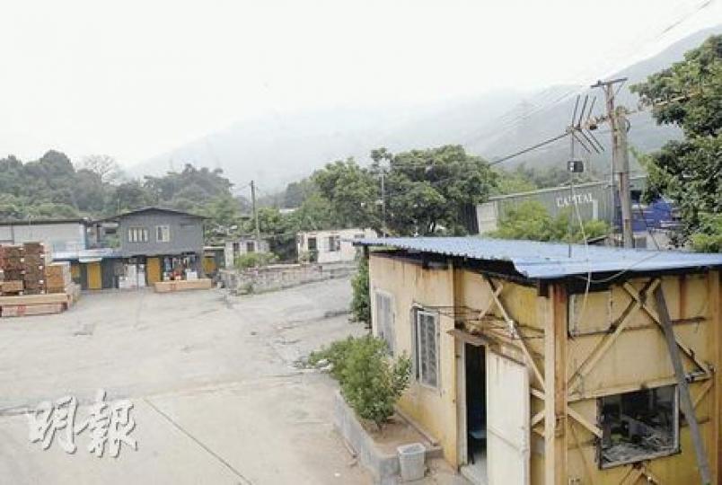 元朗新潭路攸潭美村的露天貨倉昨有360瓶共值約90萬元的Lafite紅酒不翼而飛，疑被賊爆竊偷走。（劉友光攝）